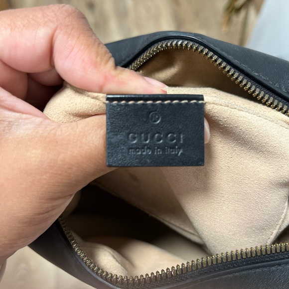 Gucci Black Leather Shoulder Bag with Gold Logo - Picture 2 of 6